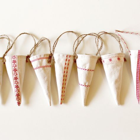 Set of 6 Handmade Scandinavian Christmas Decorations by AnneMetteHandmade on Etsy https://www.etsy.com/au/listing/168747976/set-of-6-handmade-scandinavian-christmas Danish Christmas, Scandinavian Christmas Decorations, Swedish Christmas, Navidad Diy, Nordic Christmas, Mantel Decor, Handmade Christmas Decorations, Fabric Ornaments, Scandinavian Christmas