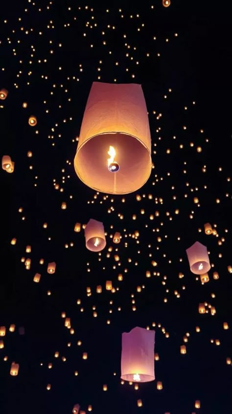 Lanterns In The Sky Floating Lights, Tangled Wallpaper Hd, Disneyland Images, Floating Lantern Festival, Lantern Aesthetic, Lantern Wallpaper, Tangled Lanterns, Purple Lantern, Light Fest