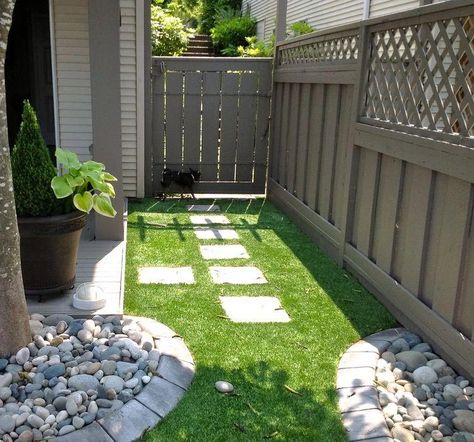 Cheap Outdoor Dog Kennels, Dog Kennel Building, Backyard Dog Run, Dog Run Ideas, Dog Run Side Yard, Dog Pen Outdoor, Outdoor Dog Kennels, Outdoor Dog Area, Outdoor Dog Runs