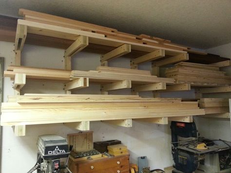 Wood bracket shelves strong enough to store wood in the workshop. Mitersaw Station, College Storage, Pallet Deck Diy, Lumber Storage Rack, Wood Storage Rack, Lumber Rack, Lumber Storage, Diy Projects Plans, Wood Storage Sheds