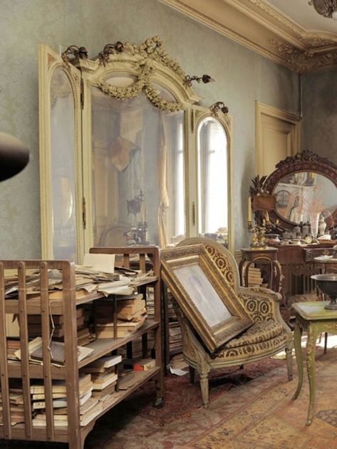 Time Capsule Apartment in Paris Abandoned 70 Years Ago - Fubiz Media Paris Interior Design Parisian Apartment, Minimal Parisian Apartment, Old Parisian Apartment, Paris Living Room Decor, Parisian Apartment Living Room, Modern French Kitchen, Parisian Apartment Aesthetic, French Modern Home, Paris Living Rooms