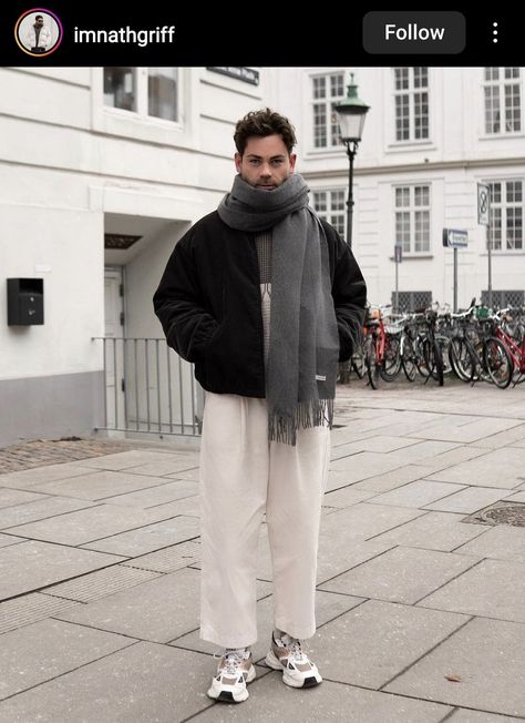 Street Style London 2024, Scarf Man Outfit, Scarf Outfits Men, Men’s Scarf Outfit, Man Winter Style, Winter Look Men, Men Scarf Outfit, Gray Scarf Outfit, Scarf Outfit Men