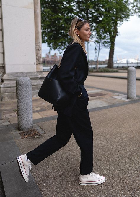 Emma Hill style, black blazer, black tailored trousers, Celine Seau Sangle bucket bag, parchment converse hi tops, chic casual outfit_ Svarta Outfits, Emma Hill, Converse Outfits, Clean Aesthetic, Outfits With Converse, Looks Street Style, Casual Chic Outfit, All Black Outfit, Blazer Outfits