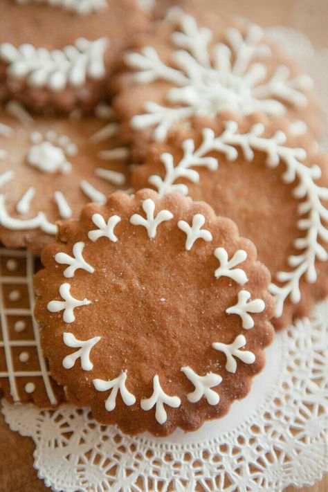 White Icing, Xmas Cookies, Christmas Sweets, Christmas Cooking, Icing Cookies, Christmas Goodies, Noel Christmas, Cookie Designs, Christmas Gingerbread