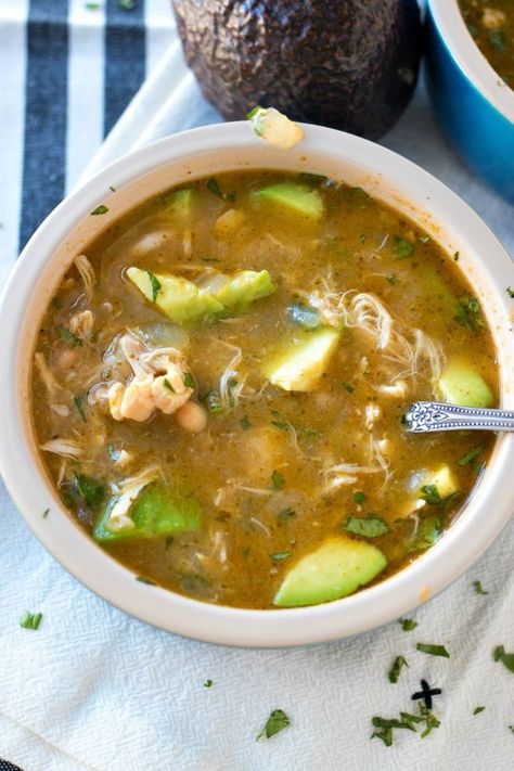 An incredibly comforting chicken chili made with shredded chicken and white beans and cooked in a hearty salsa verde broth Salsa Verde Chicken Chili, Verde Chicken Chili, Chicken And White Beans, Easy Chicken Chili, Chicken Chili Verde, Chicken Verde, Parmesan Casserole, Verde Chicken, Chili Verde