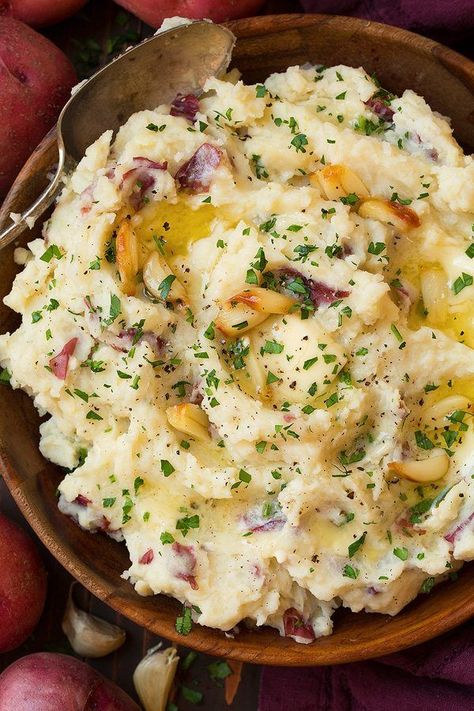 بطاطس مهروسة, Garlic Mashed Potatoes Recipe, Mashed Red Potatoes, Christmas Side Dish Recipes, Roasted Garlic Mashed Potatoes, Christmas Side Dishes, Mashed Potatoes Recipe, Xmas Dinner, Garlic Mashed Potatoes