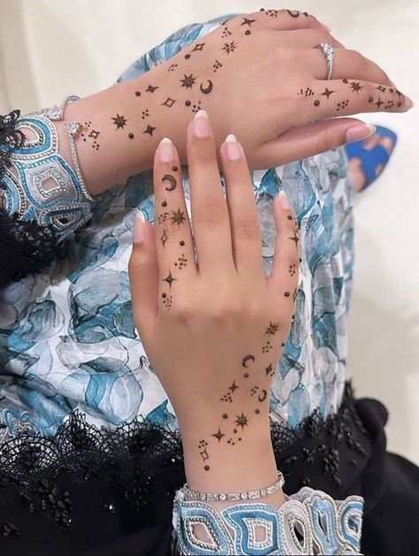 Minimal Henna Designs Finger, Jagua Tattoo Design, Minimalistic Henna Designs, Henna Minimalist, Henna Moon Design, Minimalistic Mehendi, Minimalist Henna Design, Minimalist Henna, Minimal Henna Designs