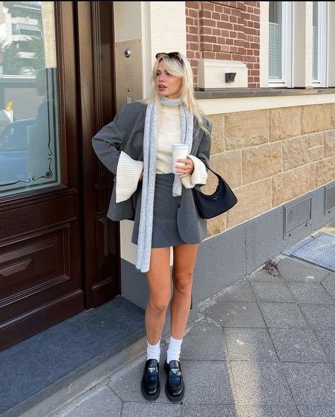 Grey Skirt Fall Outfit, Grey Skort Outfit, Gray Skirt Outfit Aesthetic, Dark Grey Skirt Outfit, Grey Mini Skirt Outfit, Grey Skirt Outfit, Sza Instagram, Gray Skirt Outfit, Linda Sza