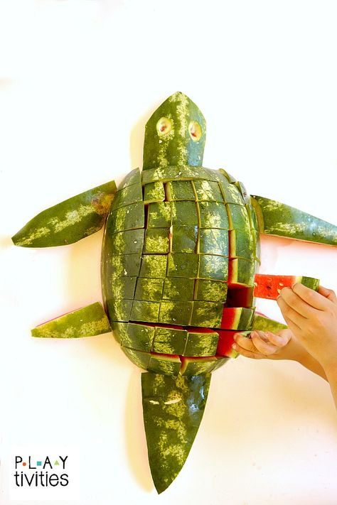 How To Cut A Watermelon. 2 easy and fun ways. Turtle Fruit Platter, Turtle Snacks, Watermelon Animals, Big Watermelon, Watermelon Turtle, Cut A Watermelon, Watermelon Art, Watermelon Carving, Decorações Com Comidas