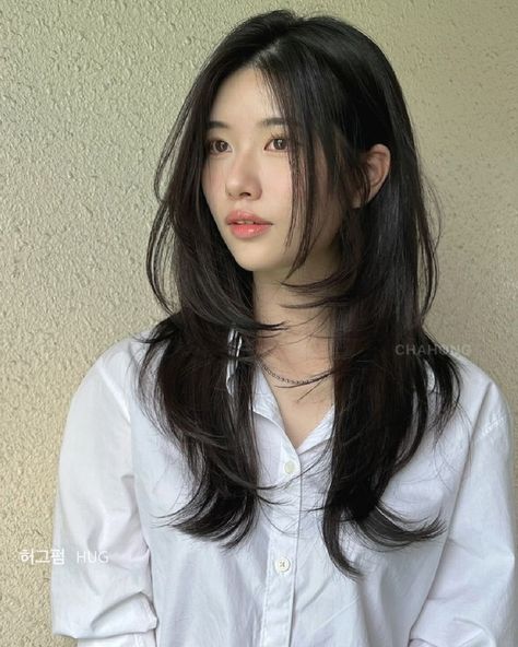 Asian Long Hairstyles Women, Kpop Medium Length Hair, Korean Hairstyle No Bangs, Haircut Trendy Woman, Asian Long Shag Haircut, Light Bangs Round Face, Blended Side Bangs, Korean Haircut For Round Face For Women, Haircuts For Grown Out Bangs