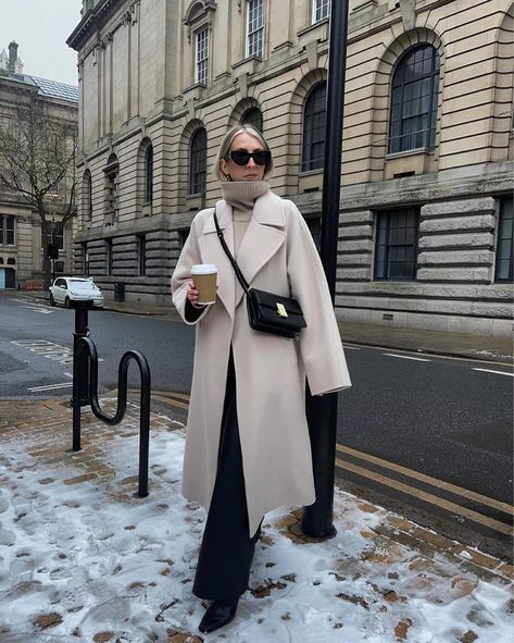 Ivory Coat Outfit Winter, White Overcoat Outfit Women, Winter Paris Outfits Cold Weather, Long Cream Coat Outfit, White Wool Coat Outfit, Maxi Coat Outfit, Winter Paris Outfits, Winter Outfits Long Coat, Women Coat Outfit