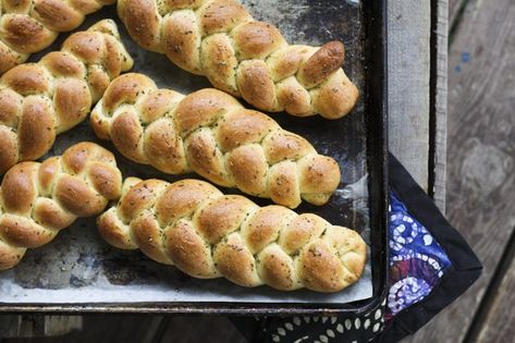 Individual garlic braids are a garlic bread for one in a beautiful package. Compulsive Eating, Hot Bread, Braided Bread, Brown Bread, Instant Yeast, Bread Recipes Homemade, Garlic Bread, Watch Faces, Homemade Bread