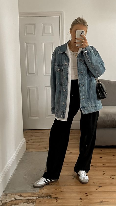 Cool Denim Jacket Outfit, Black Pants And Jean Jacket Outfit, Casual Trousers Outfit Summer, Denim Jacket Autumn Outfit, How To Style Jeans Jacket, Black Pants Jean Jacket Outfit, Denim Jacket Work Outfit, Outfits With Black Jacket, Jean Jacket Work Outfit