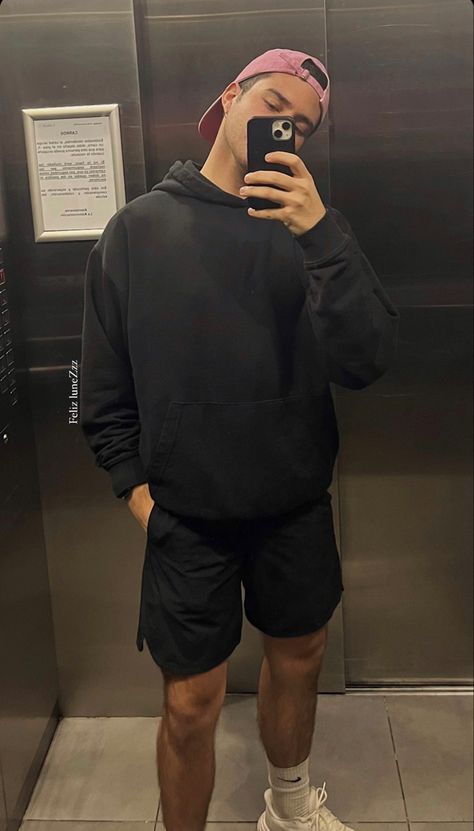 Black Cap Outfit, Hat Men Outfit, Cap Outfit Men, Hat Outfit Men, Baseball Hat Outfit, Minimal Streetwear, Boys Summer Fashion, Mens Shorts Outfits, Gym Outfit Men