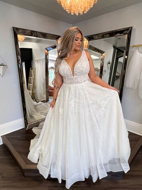 Unique Wedding Dresses For Curvy Brides, Beautiful Wedding Dresses Plus Size, Plus Size White Ball Gown, Plus Sixe Wedding Dresses, Wedding Dresses For Chesty Women, Plus Size Wedding Dress Rustic, Pulse Size Wedding Dresses, Shimmery Lace Wedding Dress, Boho Country Wedding Dress Plus Size