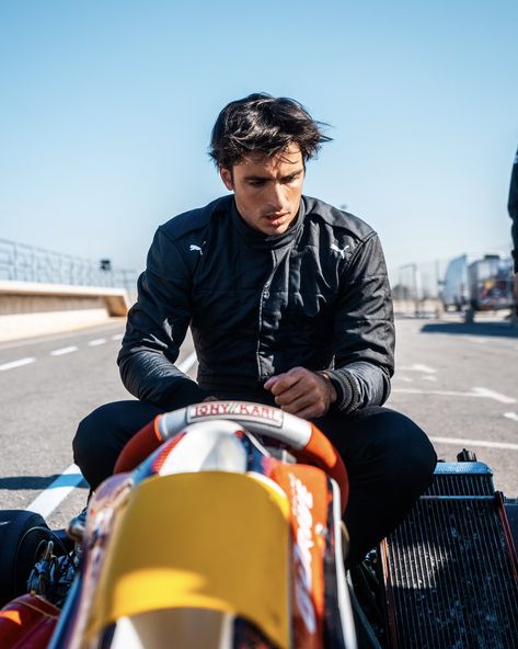 Carlos Sainz on Twitter: "Enough training, time to jump into the real thing this week! 💪🏼🌶 - #Carlossainz… " Dirty Air, Formula Racing, Racing Drivers, Daniel Ricciardo, Smooth Operator, Formula 1 Car, Lando Norris, F1 Racing, F1 Drivers