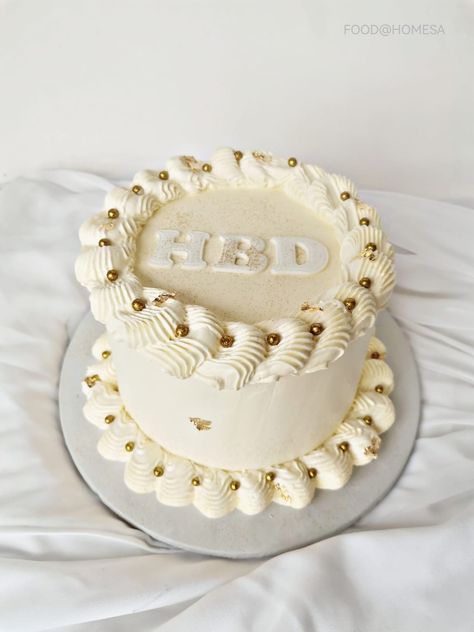 White And Gold Heart Cake, White And Gold Cake Ideas, Gold And White Birthday Cake, White And Gold Birthday Cake, White And Gold Birthday, Gold Foil Cake, White And Gold Cake, Gold And White Cake, Golden Birthday Cakes