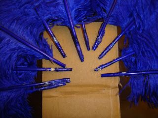 Feather Fan Diy, Photobooth Decor, Fan Dancing, 1920s Home Decor, Feather Fans, Feather Bouquet, Photoshoot Backdrops, Fan Dance, Burlesque Costume