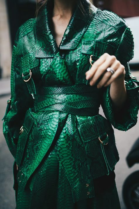 Monochromatic Fashion, Looks Street Style, Green With Envy, Fashion Tips For Women, Mode Inspiration, Green Fashion, Look Fashion, Leather Fashion, Snake Skin