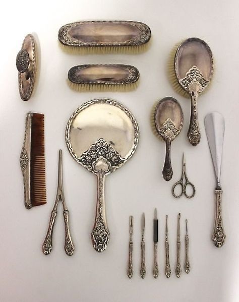 Victorian Household Items, Victorian Makeup Products, Cute Antiques, Victorian Trinkets, Victorian Gifts, First Date Hair, Antique Makeup, Date Hair, Antique Vanity Set