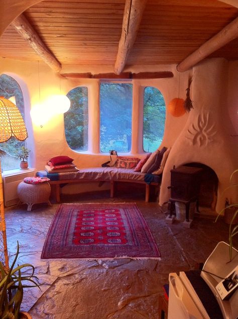 Cob House Bedroom, Cobb Homes, Cob House Interior, Cob Homes, Cob Building, Casa Hobbit, Earth Bag Homes, Straw Bale House, Earthship Home