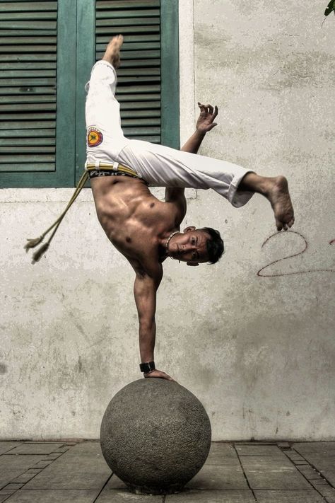 Amazing Capoeira / Brazilian martial art that combines elements of dance acrobatics and music Brazilian Martial Arts, Elements Of Dance, Shaolin Kung Fu, Action Pose Reference, Pencak Silat, Martial Arts Styles, Anatomy Poses, Gesture Drawing, Human Poses Reference