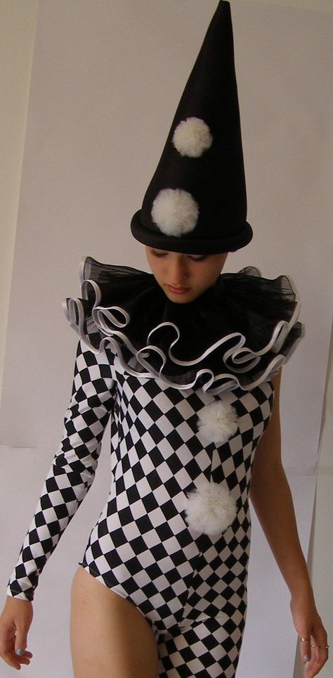 Clown collar Commedia Dell’arte Costume, Twisted Circus Costume, Harlequin Clown Costume, Perriot Clown Costume, Harlequin Outfit, Circus Inspired Outfit, Black And White Clown Costume, Pierrot Kostüm, Clown Ruffle Collar