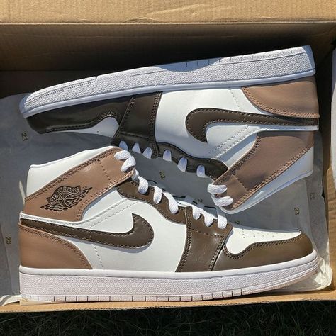 Air Jordan 1 Brown, Brown Jordan 1, Custom Air Jordan 1, Fall Fashion Shoes, Pjo Dr, Обувь Air Jordan, Custom Air Jordan, Boty Nike, Dr Shoes