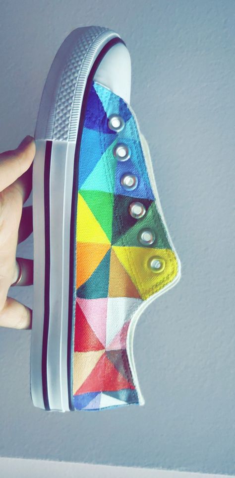 Hand Painted Canvas Shoes, Painted Canvas Shoes Ideas, Posca Shoe Art, Canvas Shoe Painting Ideas, Shoe Painting Ideas On Canvas, Shoe Art Diy, Decorated Shoes Diy, Hand Painted Shoes Diy, Easy Shoe Painting Ideas