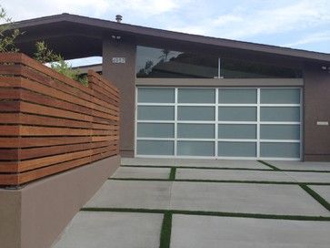 Mid Century Modern 1 - Midcentury - Garage And Shed - San Diego - Envision Landscape Studio Inc. Mid Century Modern Fence, Modern Wood Doors, Custom Wood Garage Doors, Modern Driveway, Mid Century Modern Exterior, Modern Garage Doors, Garage Door Styles, Mid Century Exterior, Wood Garage Doors