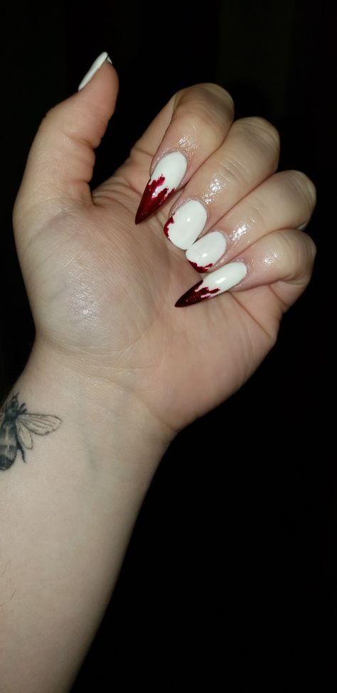 Halloween Fang Nails, Halloween Nails Vampire Teeth, Fangs Nails, Teeth Nails Art, Vampire Nails Short, Vampire Teeth Nails, Halloween Nails Vampire, Vampire Fang Nails, Fang Nails