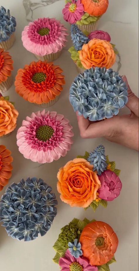 Pressed Flower Cupcakes, Pastel Flower Cupcakes, Flower Grad Party, Garden Party Cupcakes, Floral Desserts, Buttercream Flowers Tutorial, Flower Desserts, Floral Cupcakes, Cute Cake