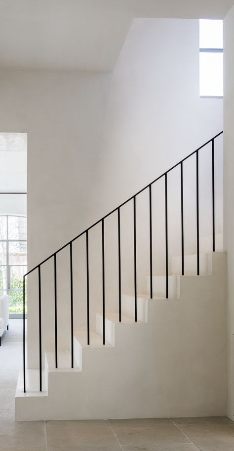 Bright Staircase, Minimal Staircase, Staircase Floating, Banisters And Railings, Minimalist Staircase, درابزين السلم, Black Staircase, Metal Stair Railing, Staircase Design Ideas