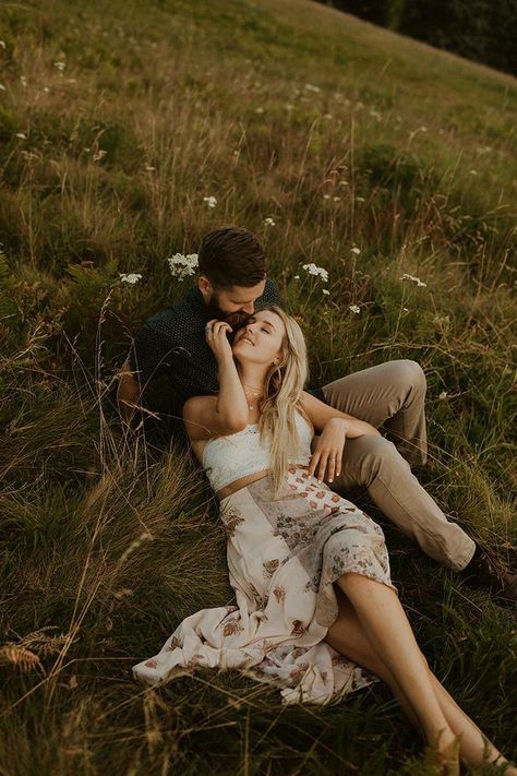 When the grass is tall and we can see it blowing in the wind. Simple but yet its sooo nice & relaxing. Especially when I got him with me to enjoy the scene with no worries or cares in the world❤ Outfit Ideas For Spring, Spring Engagement Photos, Engagement Pictures Poses, Photographie Inspo, Engagement Photos Fall, Spring Engagement, Couple Picture Poses, Engagement Photo Poses, Engagement Poses