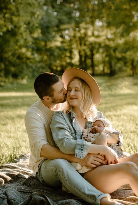 Outdoor Pictures With Newborn, Family Pics With Newborn Outside, Family Photo With Newborn Outdoor, Summer Newborn Family Pictures, Family Pics With Infant, Newborn Lifestyle Outdoors, Newborn Photo Shoot Outside, Family Pictures With Newborn Outdoor, Family Session With Newborn Outdoors