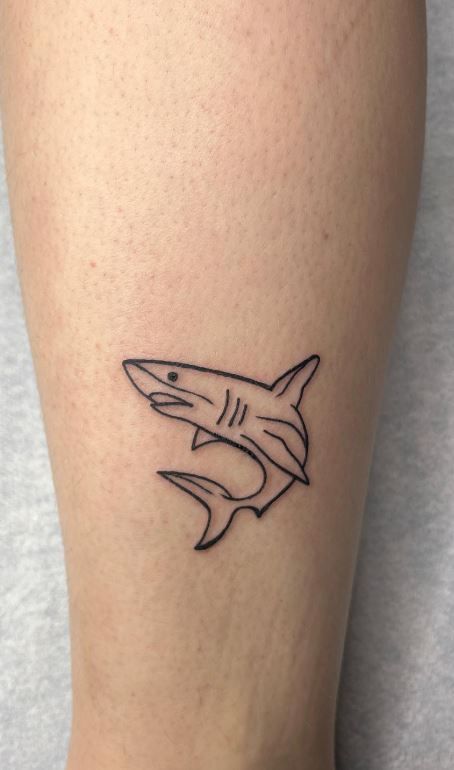 Shark Outline Tattoo, Simple Shark Tattoo, Shark Outline, Small Shark Tattoo, Hai Tattoo, Wörter Tattoos, Tato Minimal, Tato Jari, Pola Tato