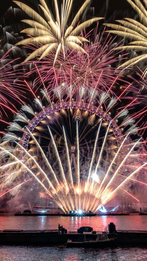 London Fireworks, 2023 Vibes, Fireworks Festival, Night Vibes, 2024 Vision, Long Exposure, Disney Pictures, Sky Aesthetic, London Uk