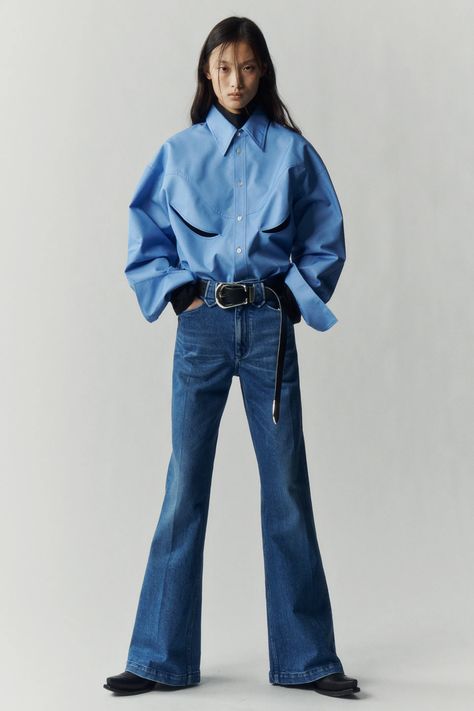 Blue Oxford Shirt, Fashion Week Dresses, Dress Over Pants, Dancer Photography, Fall 2022, 가을 패션, Mode Vintage, Oxford Shirt, Blue Shirt