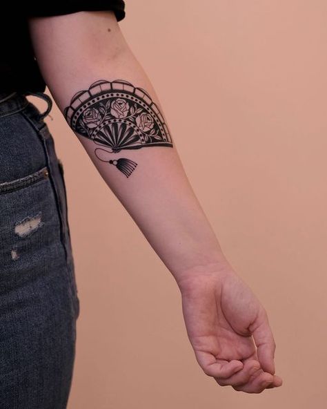 Small Spiritual Tattoos, Matryoshka Tattoo, A Small Tattoo, Art Deco Tattoo, Tato Minimal, Tato Jari, Nouveau Tattoo, Pola Tato, Fan Tattoo