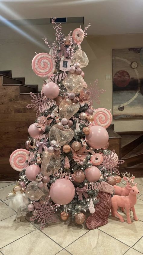 Pink Xmas Tree Decorations, Girly Tree Christmas, Christmas Colors Ideas, Christmas Tree Ideas Pink And Red, Pink And Gold Tree Christmas, Christmas Tree Pink Theme, Pink Decorations Christmas Tree, Christmas Tree Glam, Christmas Tree Ideas Pink And Silver