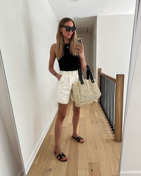 Effortless Chic Outfits, Black Summer Outfits, Sandals Outfit Summer, Hermes Sandals, White Shorts Outfit, Holiday Outfits Summer, Outfit For Summer, Womens Outfit, Mum Fashion