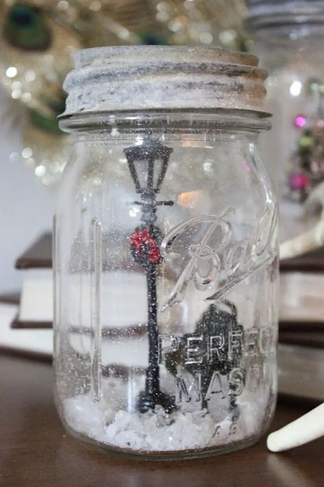 90 Pretty Mason Jar Snow Globe for Your Winter Ornament - Matchness.com Jar Decoration Ideas, Snow Globe Mason Jar, Easy Mason Jar Crafts, Christmas Mason Jars Diy, Jul Diy, Mason Jar Projects, Deco Table Noel, Diy Snow Globe, Christmas Mason Jars