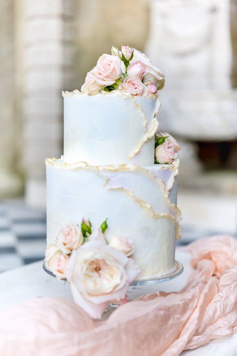 Elegant and modern buttercream cake with texture, a touch of gold and blush roses for a Wotton House wedding. Photo by Neli Prahova. Wotton House, Kek Kahwin, Blush Wedding Cakes, Elegant Wedding Inspiration, Summer Garden Wedding, Romance Wedding, Fall Wedding Cakes, Engagement Cakes, Cool Wedding Cakes