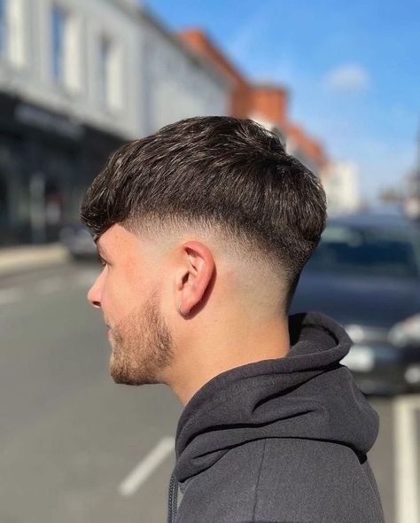 Drop fade haircut idea 💡 Clean Fades Men, Low Fade Textured Top, Male Haircuts Straight Hair Short, Low Fade Medio, French Crop Low Fade, Low Mid Fade, Low Fade Bajo, Fade Medio, Mid Drop Fade