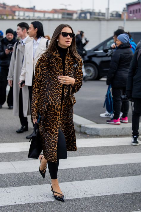 Leopard Coat Street Style, Print Coat Outfit, Leopard Coat Outfit, Leopard Coat, Leopard Print Coat, Leopard Print Shoes, Silk Print Dress, Print Coat, Coat Outfits