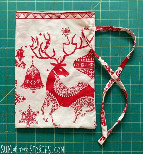 Diy Cloth Christmas Gift Bags, Sewn Christmas Gift Bags, Fabric Gift Bags Diy Simple, Xmas Fabric Gift Bags, Easy Fabric Gift Bags, Quilted Christmas Gift Bags, Christmas Fabric Sewing Ideas, Cloth Christmas Bags, How To Sew Christmas Gift Bags