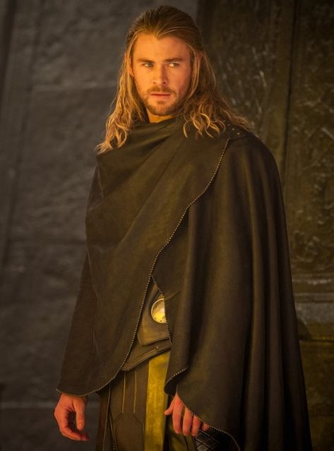 Thor’s outfit in Thor the dark world is so soft and I love it. Thor Outfit, Thor Wallpaper, Thor 2, Thor X Loki, Marvel Coloring, Chris Hemsworth Thor, Dark World, Marvel Photo, Marvel Images