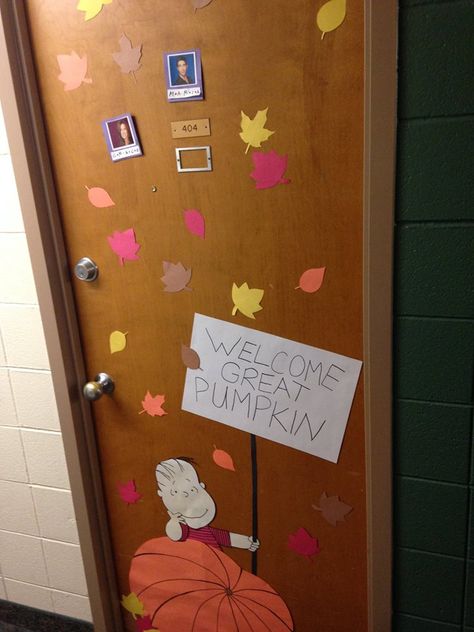 Dorm Door Aesthetic, Dorm Door Halloween Decor, Fall Dorm Door Decorations, Dorm Door Decorations Halloween, Halloween Dorm Door Ideas, College Door Decorations, Dorm Room Door Ideas, Dorm Door Decor, Dorm Door Signs