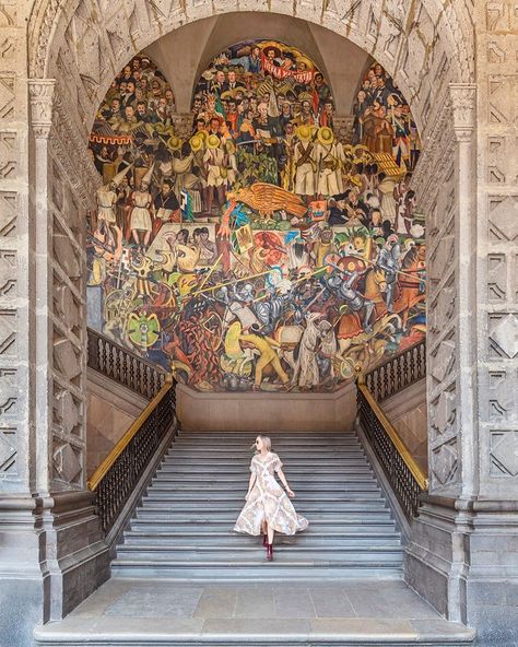 México Primero on Instagram: “Mural "Epopeya del Pueblo Mexicano" Pintado por Diego Rivera en Palacio Nacional. Centro Histórico de la Ciudad de México. --- Foto:…” Mexico City Fashion, Mexico City Vacation, Mexico City Travel Guide, Mexico Itinerary, Mexico City Travel, Photo Recreation, City Vibes, Mexico Art, City Fashion