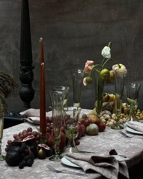 Minimal Thanksgiving Table, Moody Tablescape, Thanksgiving Table Setup, Thanksgiving Table Decor Ideas, Winter Tablescapes, Diner Table, Welcome Dinner, Moody Decor, Future Space